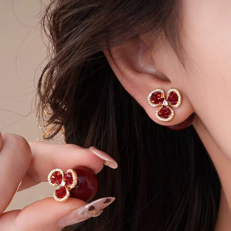 Ankela Weinrote Perlen-Kristall-Dreibeinblumen-Hängeohrringe für 2025 Damenmode-Schmuck Weihnachts-Luxus-Accessoires – Detail 11