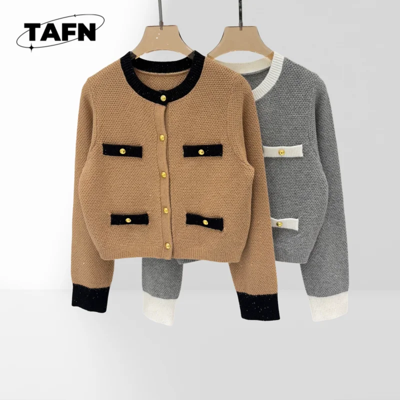 

25 Retro Style Cashmere Cardigan – Luxurious Warmth for Casual Settings High-Quality Knitwear for Everyday Wear AI1441