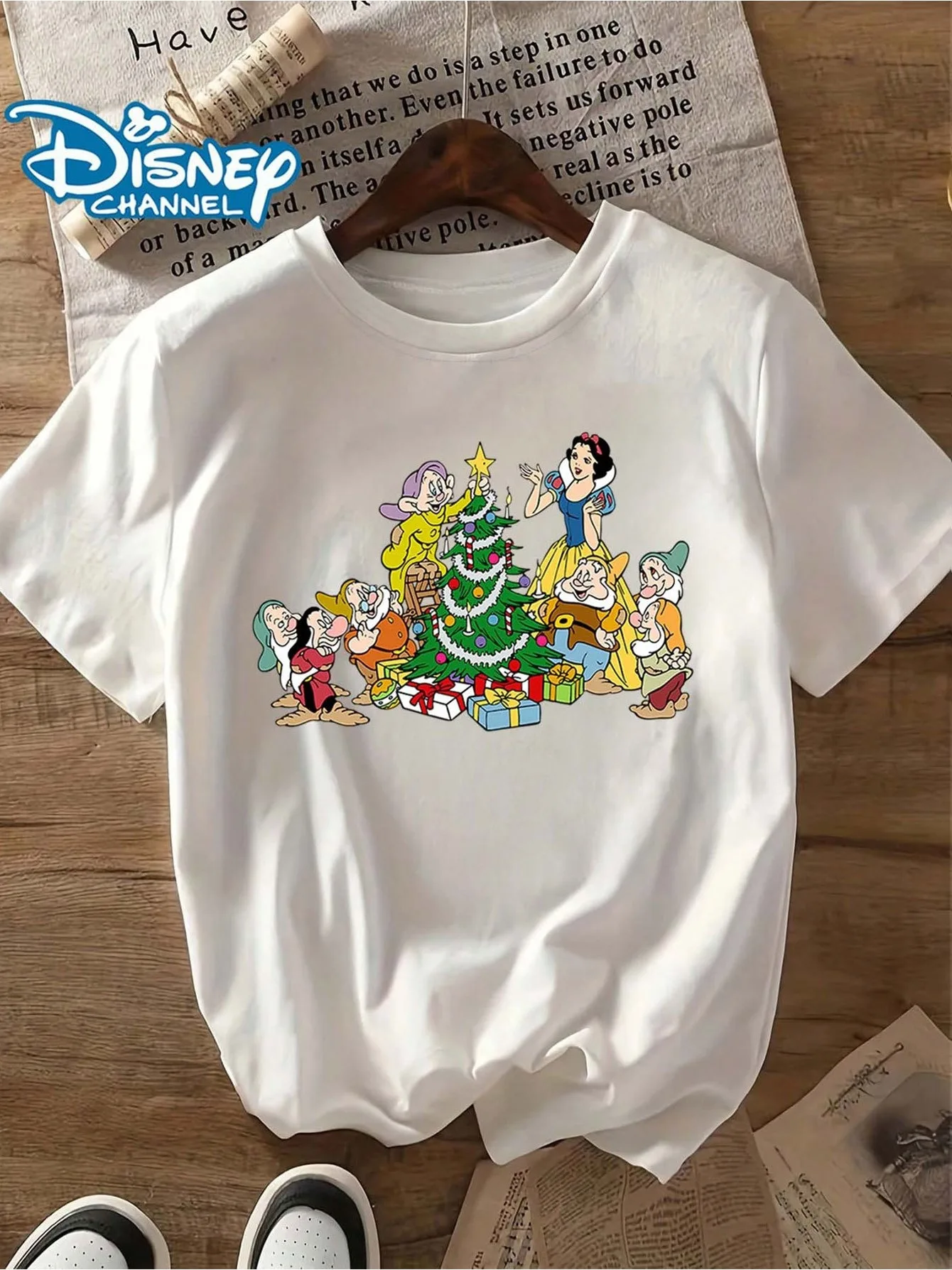 

Женская рождественская футболка Белоснежки и семь гномов — винтажная праздничная футболка с рисунком Диснея с Белоснежкой, гномами, елкой и подарками