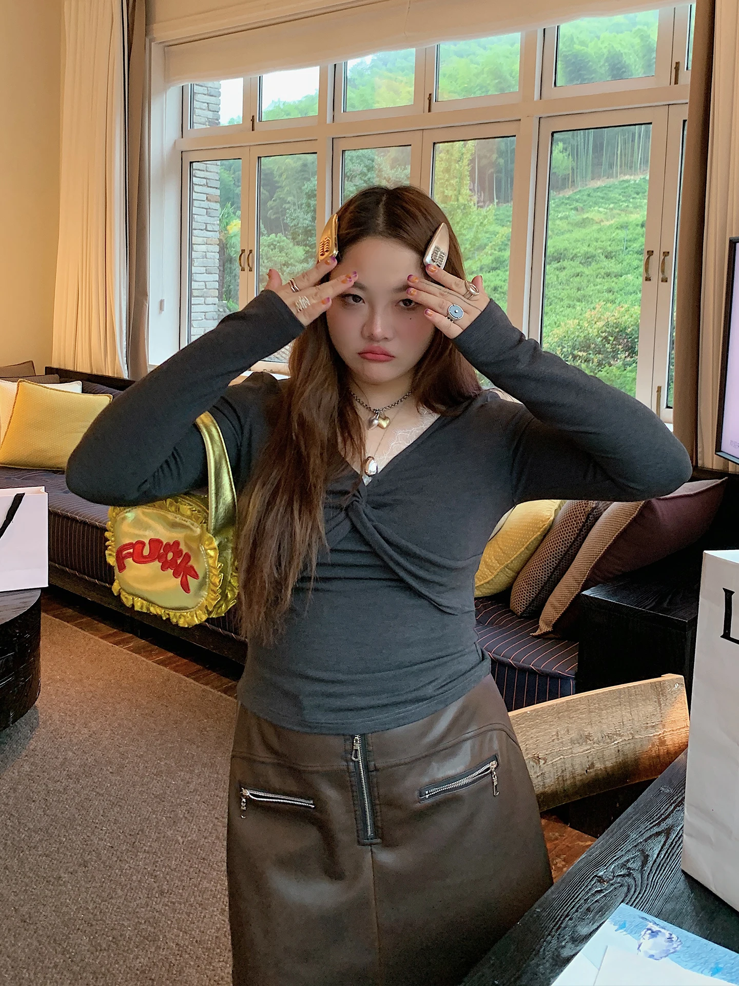 

Gold Da Zhi Lace Patchwork V-Ne Fce Base irt Women's 2025 New Autumn Winter plus Size Fat MM Belly Cover Top