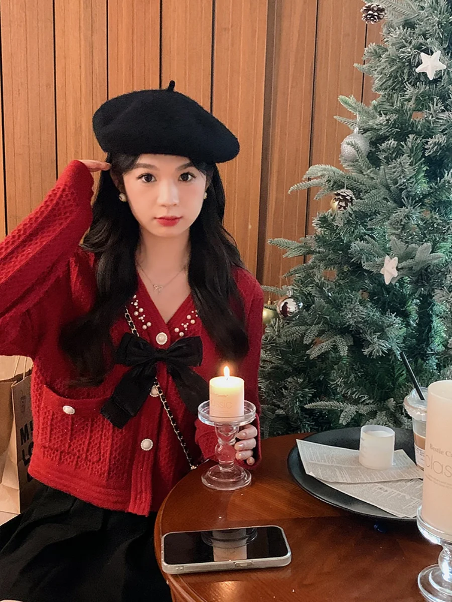 

Свитер Anli Thiened с длинными рукавами и V-образным вырезом, с жемчужной отделкой, свободного кроя, красный, на Новый год, с брошью, осенне-зимняя новинка