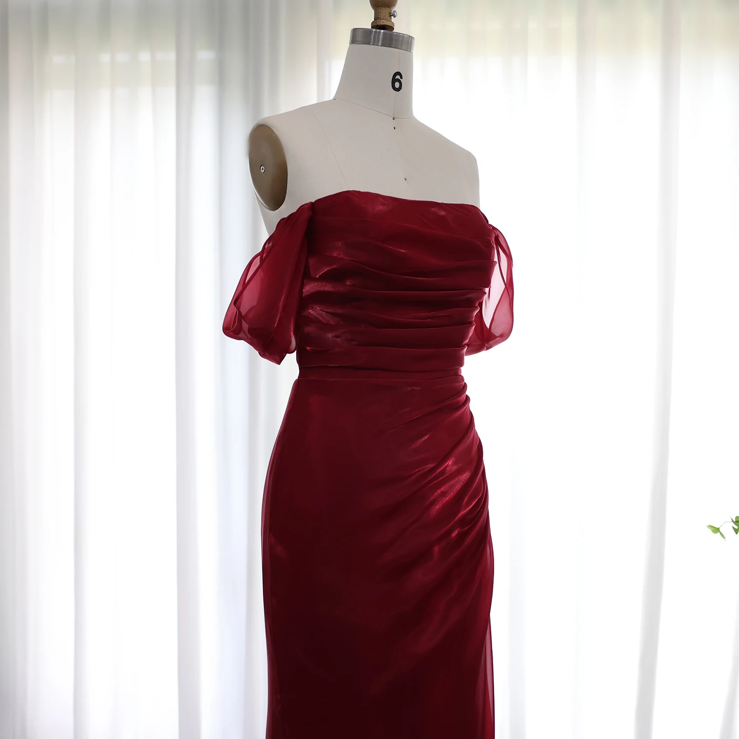 シャロンは、ワンショルダー、オフショルダー、マーメイド、イブニングドレス、ドレープサテン、控えめな女性用ウェディングパーティガウン、SF001、カスタムメイドと言いました。