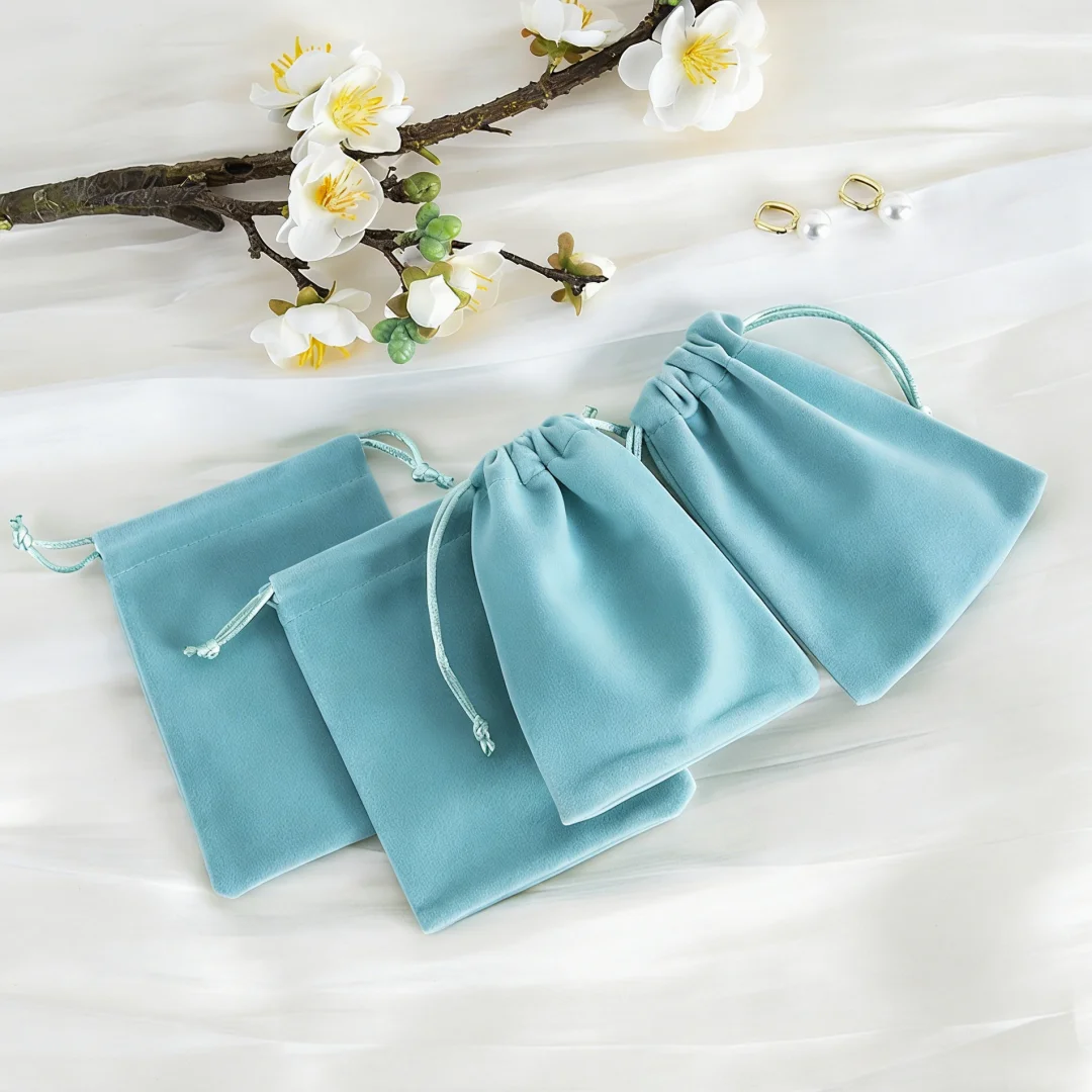 10 Stück weiche Samt-Aufbewahrungsbeutel mit Kordelzug für Ohrringe, Armreifen, Halsketten und kleine Accessoires zum Tragen und zur Präsentation