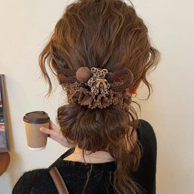 1 buah bola bulu beruang teddy bergaris macan tutul, ikat kepala usus besar, nuansa mewah, kuncir rambut rendah, ikat rambut karet