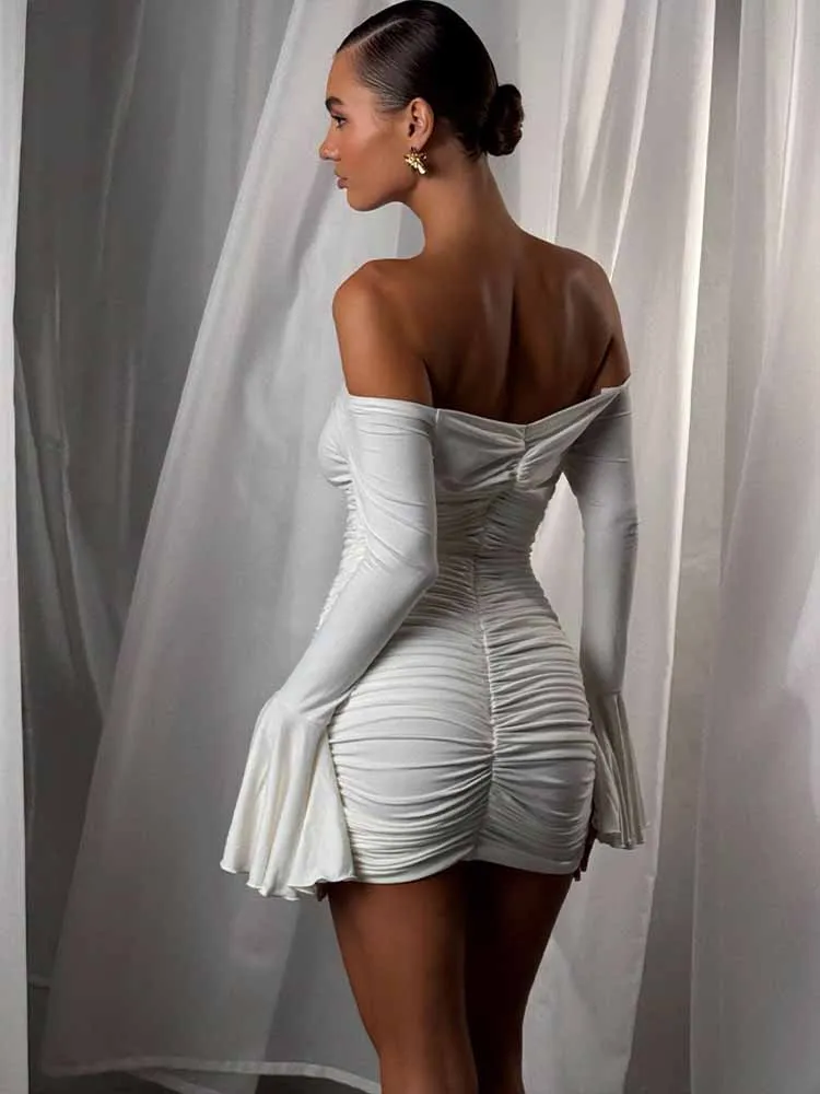 BKQU فستان قصير مثير على شكل زهرة ثلاثية الأبعاد للنساء بدون حمالات وأكمام مضيئة فستان ضيق أنيق أبيض للحفلات بدون ظهر صيفي فيستدو 2025