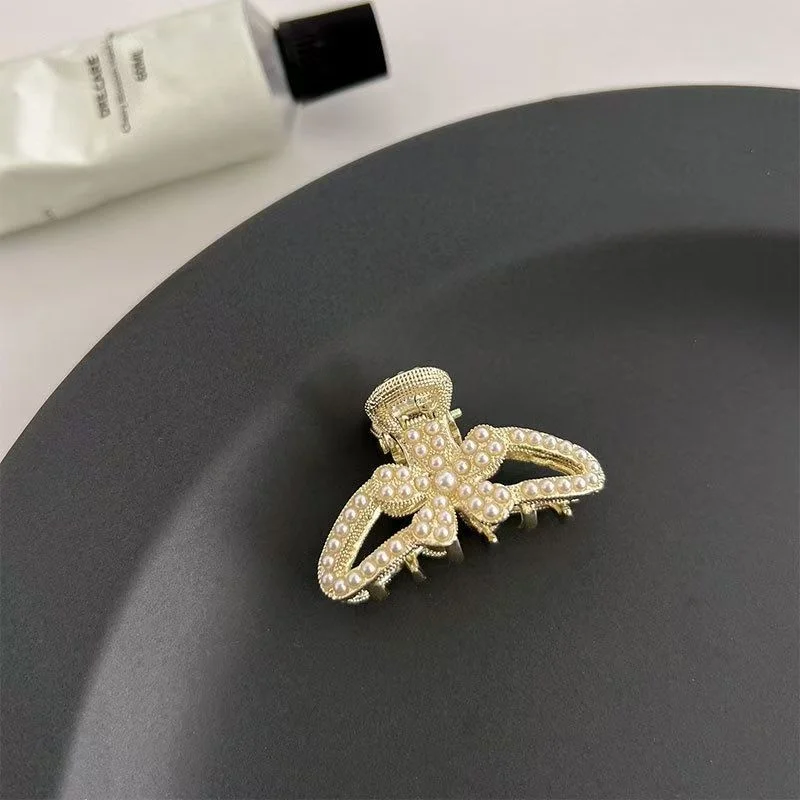 2025 Fermagli per capelli con perle per ragazze alla moda