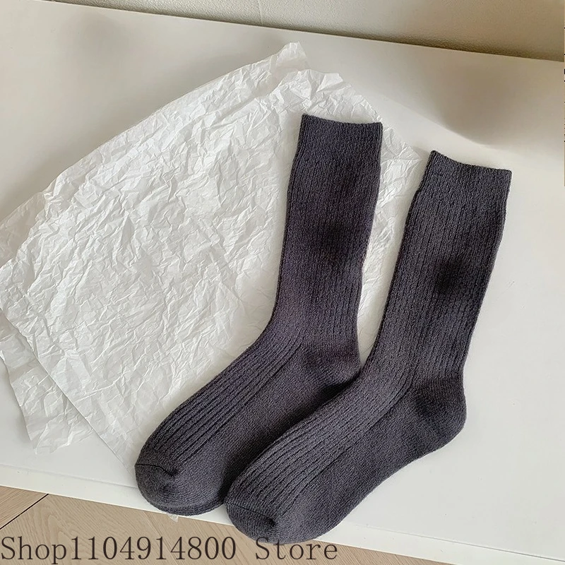 زوج واحد من الجوارب الشتوية السميكة الدافئة، جوارب متوسطة الأنبوب بلون سادة، جوارب نسائية كاجوال من جلد الغزال، يتم ارتداؤها في الطقس البارد #5