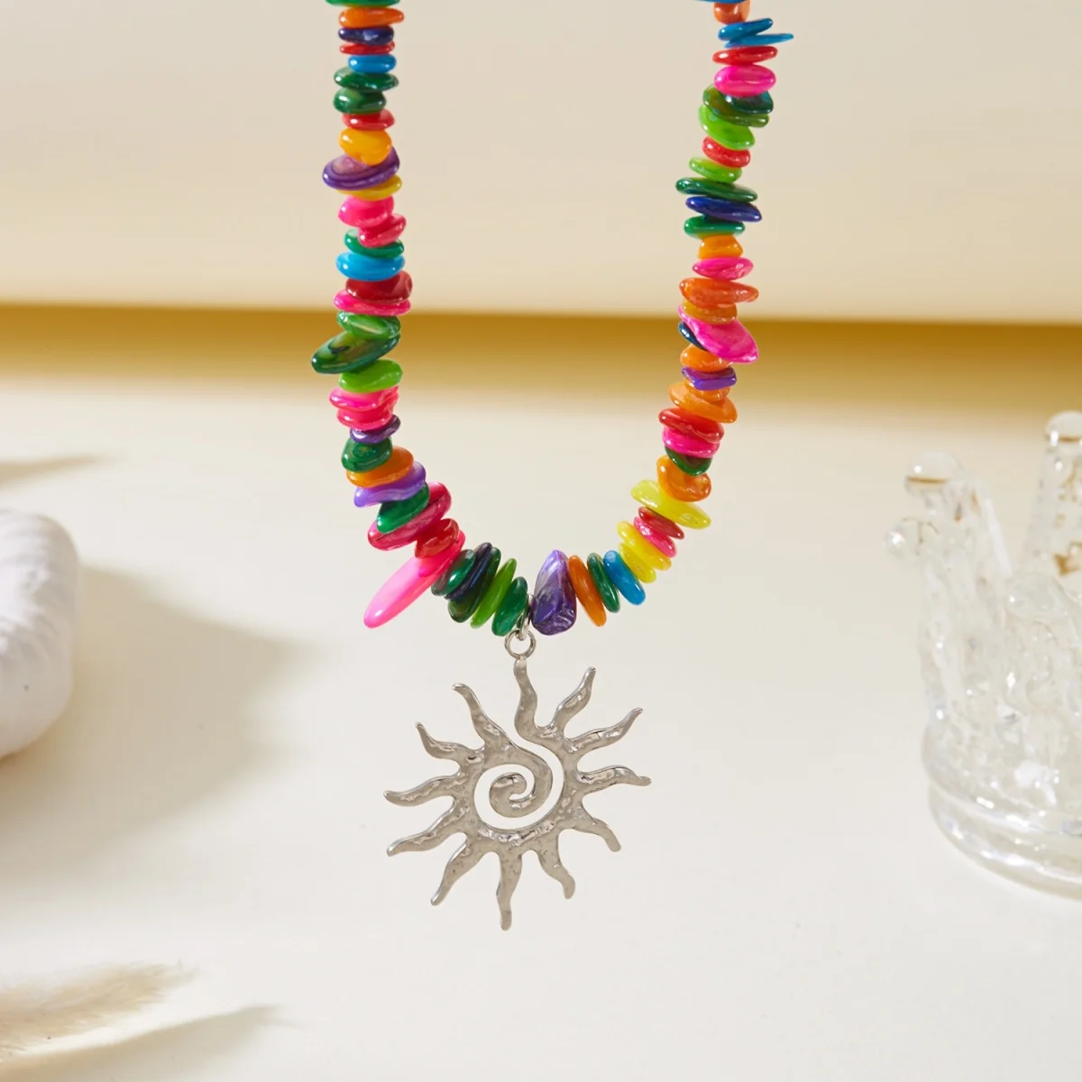 Retro-Halskette mit unregelmäßigen Muschelperlen in Maillard-Farben und Sonnenwirbel-Anhänger für Damen und Herren, doppellagige Sonnenblumen-Kette, Choker-Schmuck – Detail 18