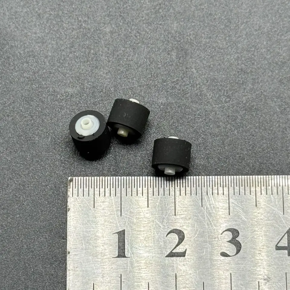 3 個 7 ミリメートル × 4.5 ミリメートル × 1.2 ミリメートルゴム