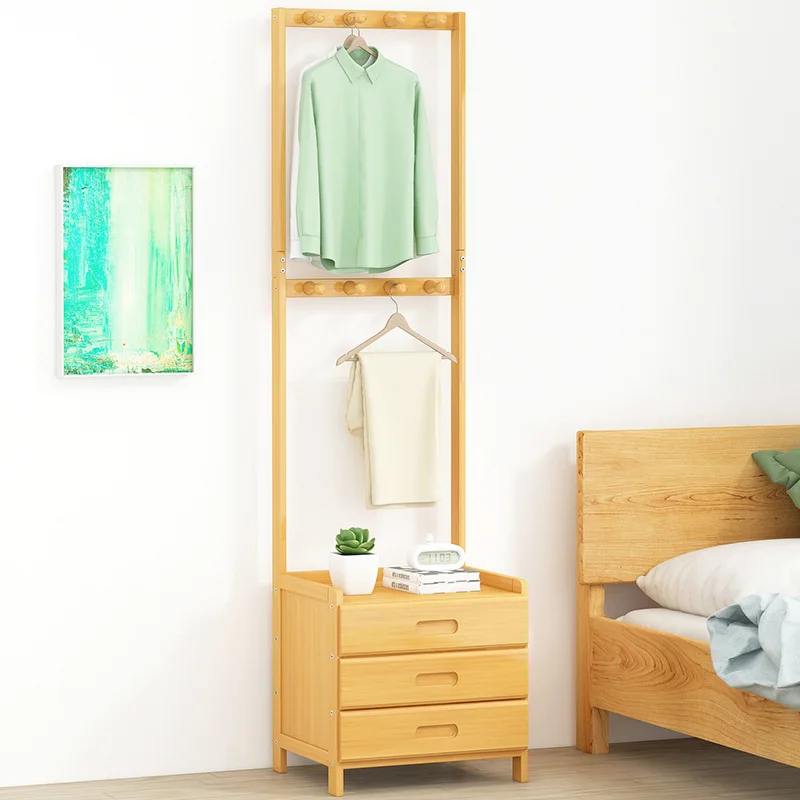 combinato con bambù multifunzionale, il appendiabiti è moderno e semplice e il comodino appendi il appendiabiti.