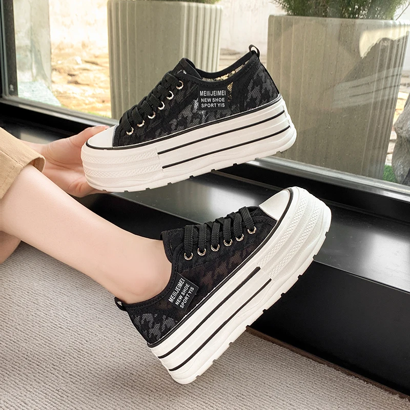 

Женские повседневные кроссовки на танкетке с толстой вулканизированной подошвой, на шнуровке, из денима и канваса, весна 2026, нескользящие