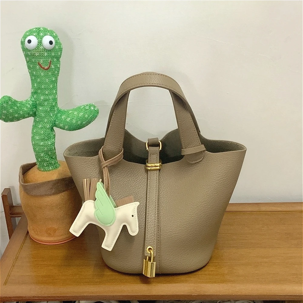 

Classic bucket bag, fashionable handbag, built-in makeup bag, trendy and versatile new women's bag, commuting bag