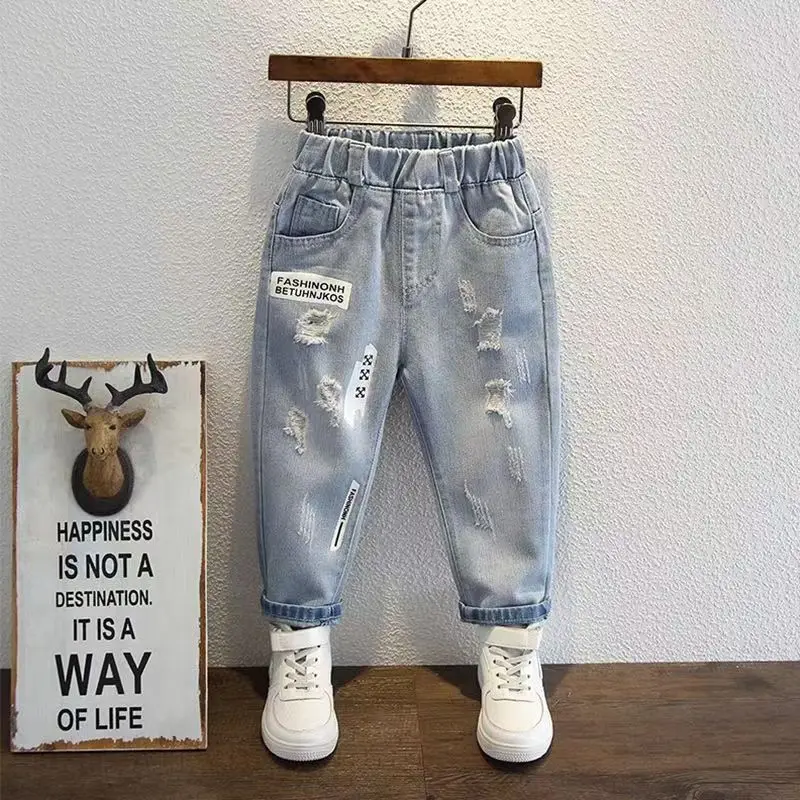 Jungen Jeans für Kinder tragen Frühling und Herbst 2023 neue Baby Mode koreanische Passform lange Hosen für Kinder Loch Jeans 2-9y