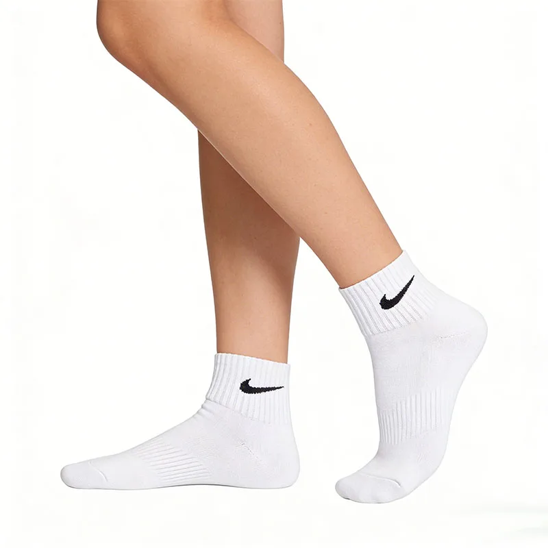 

Прочные, удобные, дышащие, универсальные, минималистичные хлопковые носки до середины икры Nike EVERYDAY LTWT ANKLE 3PR SX7677-100
