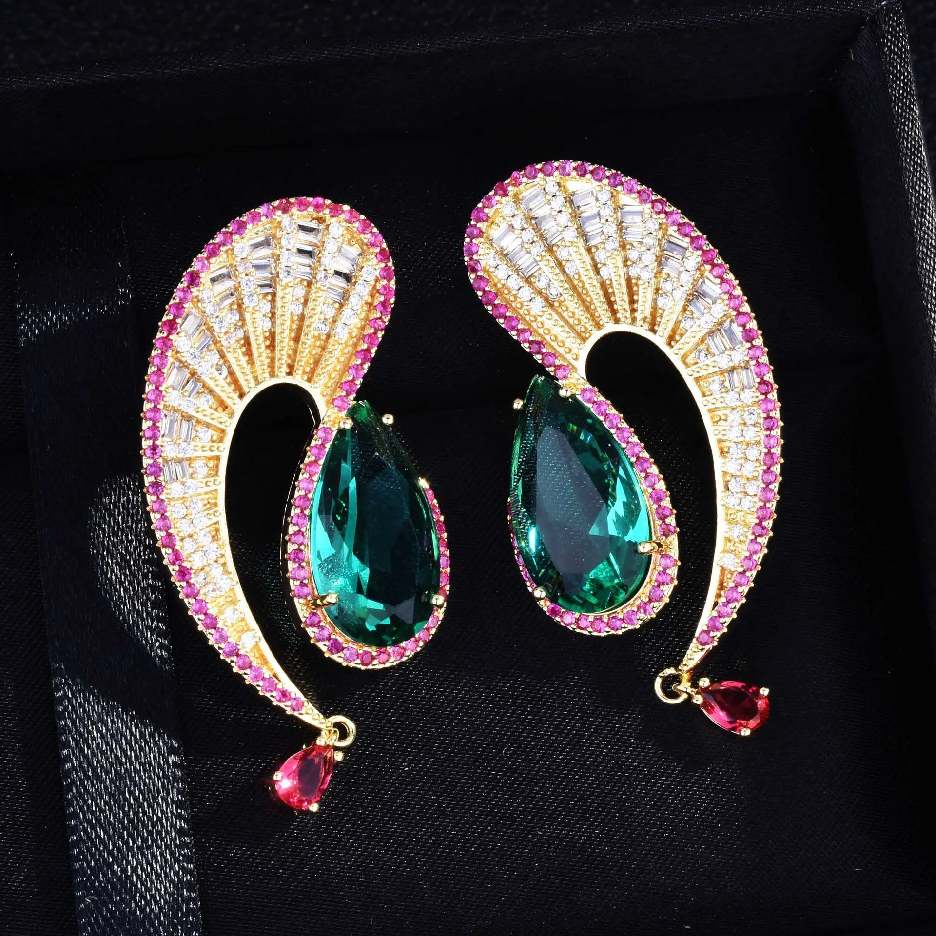 

New Net Red Live Advanced Custom Green Cubic Zirconia Wave Big Earrings Irregular Curve Earrings for Women Banquet Jewelry