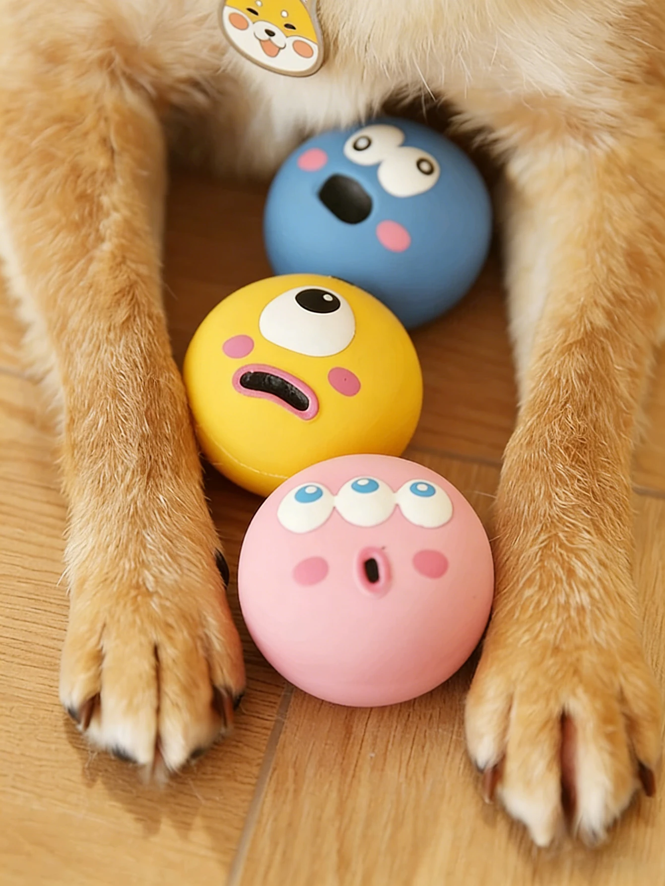 1-teiliges Quietschspielzeug für Hunde, niedliches Design mit großen Augen, robustes Kauspielzeug aus Gummi zum Zähneknirschen und Reinigen, Quietschender Hundespielzeugball, interaktives