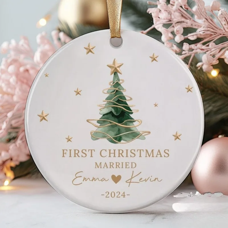 

Одна свадебная памятная прикраса на первое Рождество, со словами «Первая рождественская свадьба».