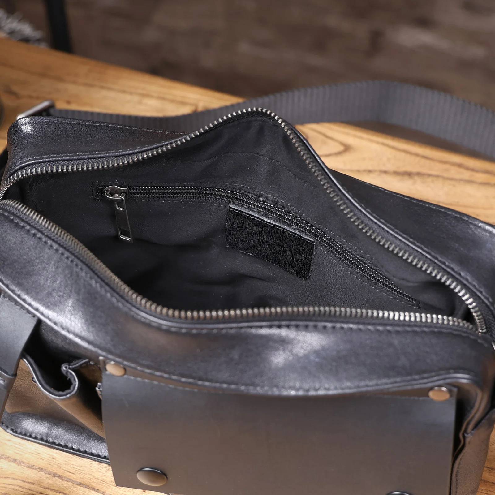 Oberschicht aus pflanzlich gegerbtem Echtleder, Herren-Umhängetasche, Crossbody-Tasche, lässiger, modischer, minimalistischer Stil – Detail 16