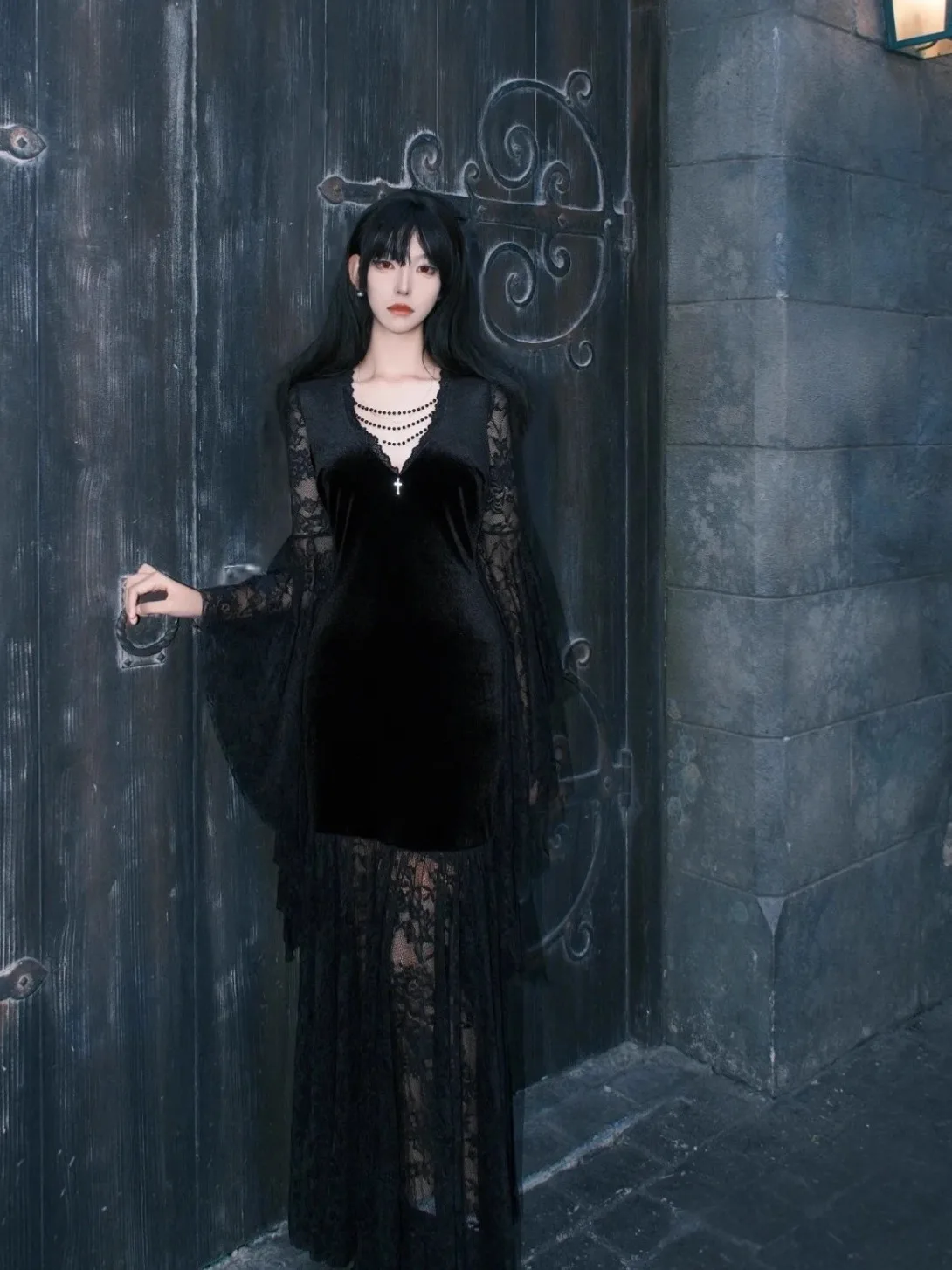 Gotycki, aksamitny, długi kostium na Halloween dla kobiet, strój czarownicy, koronkowa spódnica, dzwonkowe rękawy, dekolt w serek, mieszanka poliestru i spandexu.