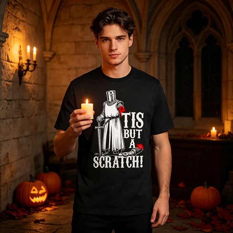 Lustiges Herren-T-Shirt „Es ist nur ein Kratzer“ – Mittelalterlicher Krieger Ritter – Lustiges Geschenk, sarkastisches T-Shirt, Y2k Mode Halloween Oberteil – Detail 3
