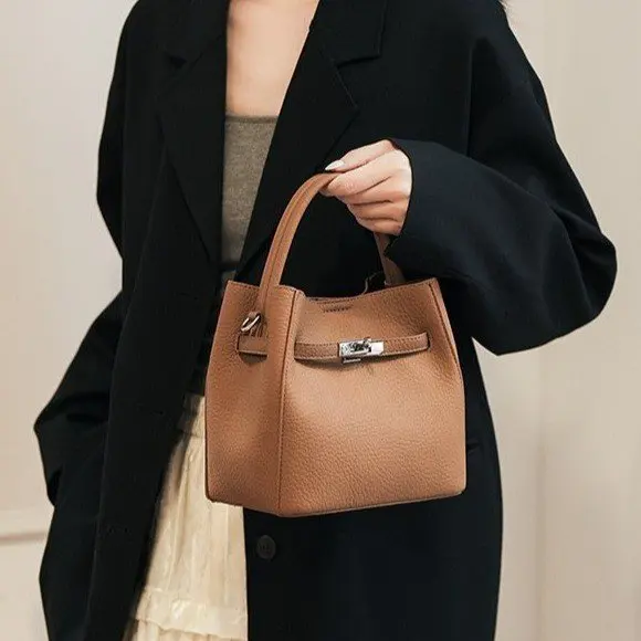 

2026 New Fashion Versatile Shoulder Bag Messenger Bag High-end Niche Design Handbag Bucket Bag