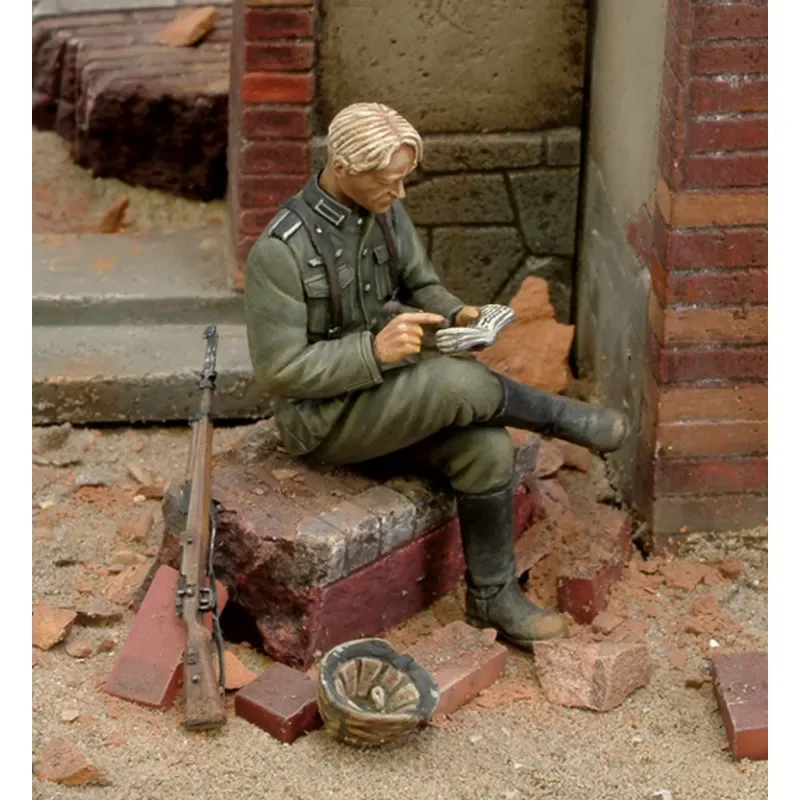 1/35 Scale Resin Figure Model Building Kit Historical Military Soldier Resting Hobby Miniature Toy Unassembled and Unpainted 752