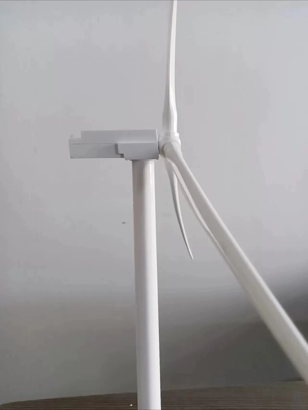 Solar Wind Turbine Model Desktop Ornament, Hand‑Rotatable Blades Solar Powered Wind Generator Decor for Home Office Desk Gift