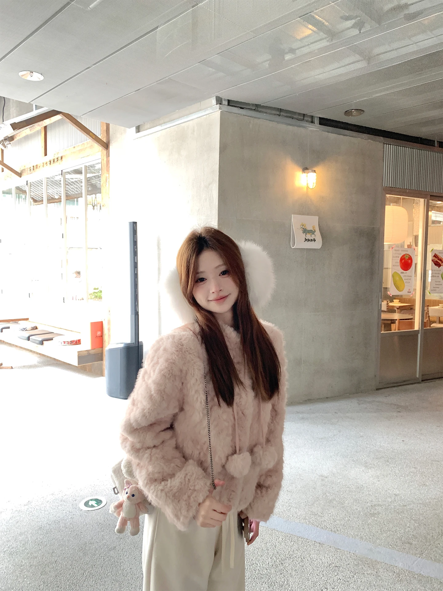 

Пальто Zhenzhen Home Snowflake Fur Jaet: очаровательное, для маленьких модниц, из кожи и меха, с интегрированным экологичным мехом и помпонами из овечьей шерсти.