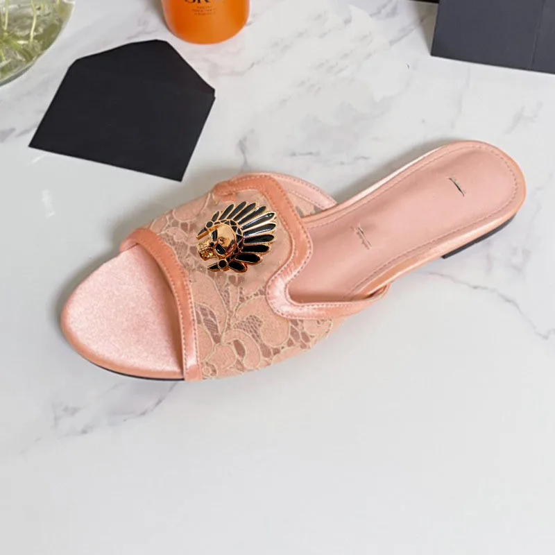 نعال مسطحة جديدة من قطعة واحدة مفتوحة من الأمام لملابس خارجية نسائية مع شباشب مثيرة من الدانتيل بإبزيم من حجر الراين