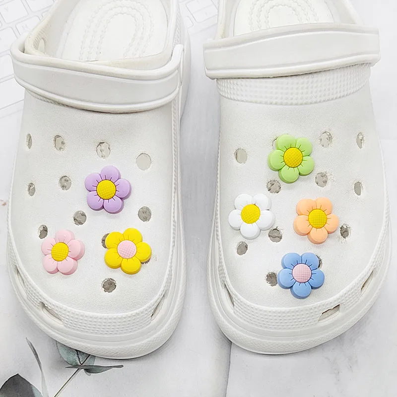 Lindos dijes de zapatos de flores de arcoíris para Crocs, accesorios, sandalias de zueco, decoraciones de zapatos, alfileres, regalos de fiesta para niños y mujeres