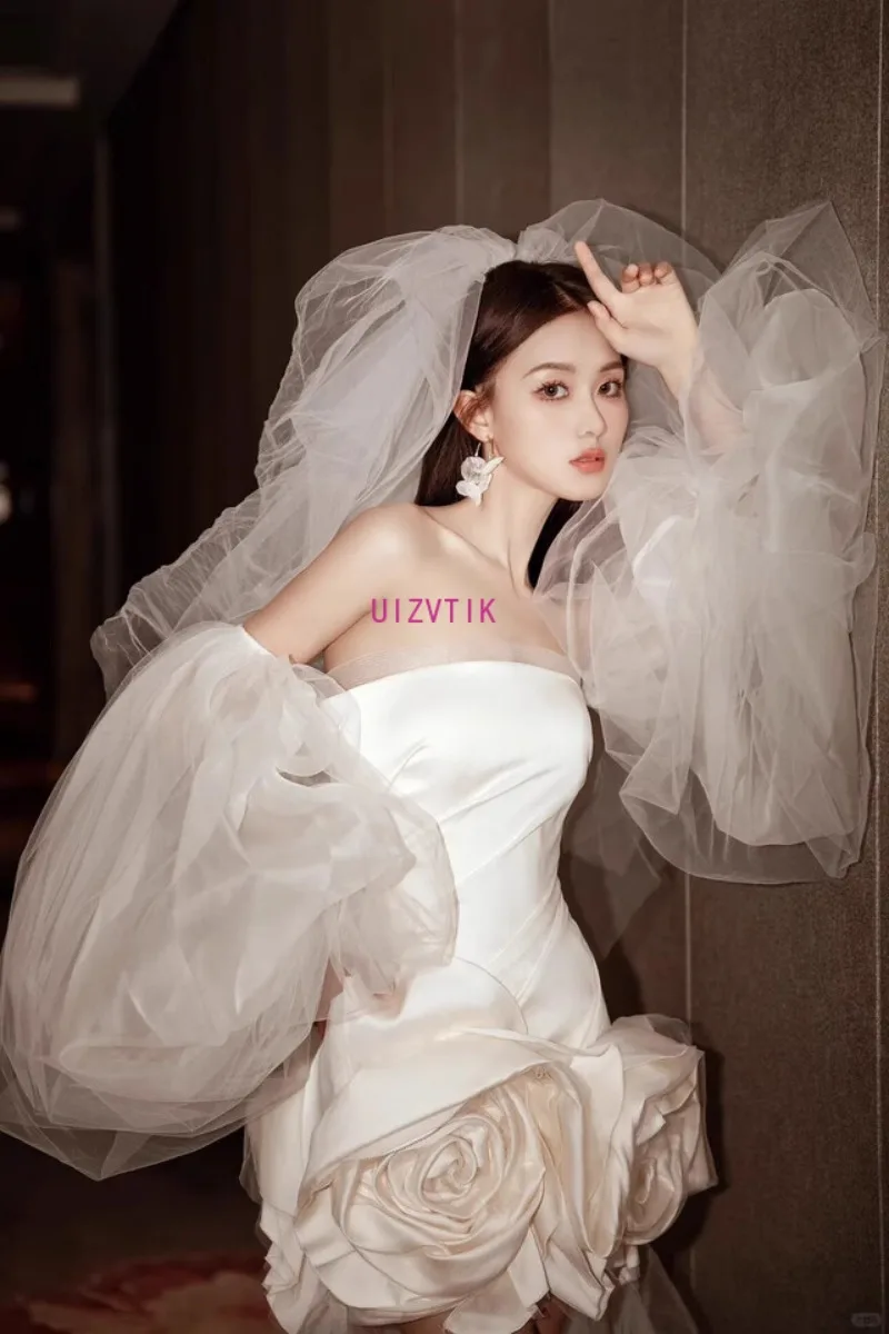 فساتين زفاف قصيرة كورية بسيطة بدون حمالات ثلاثية الأبعاد على شكل زهور بيضاء نصف أكمام منتفخة لالتقاط الصور بدون ظهر مخصصة فستان عروس صغير