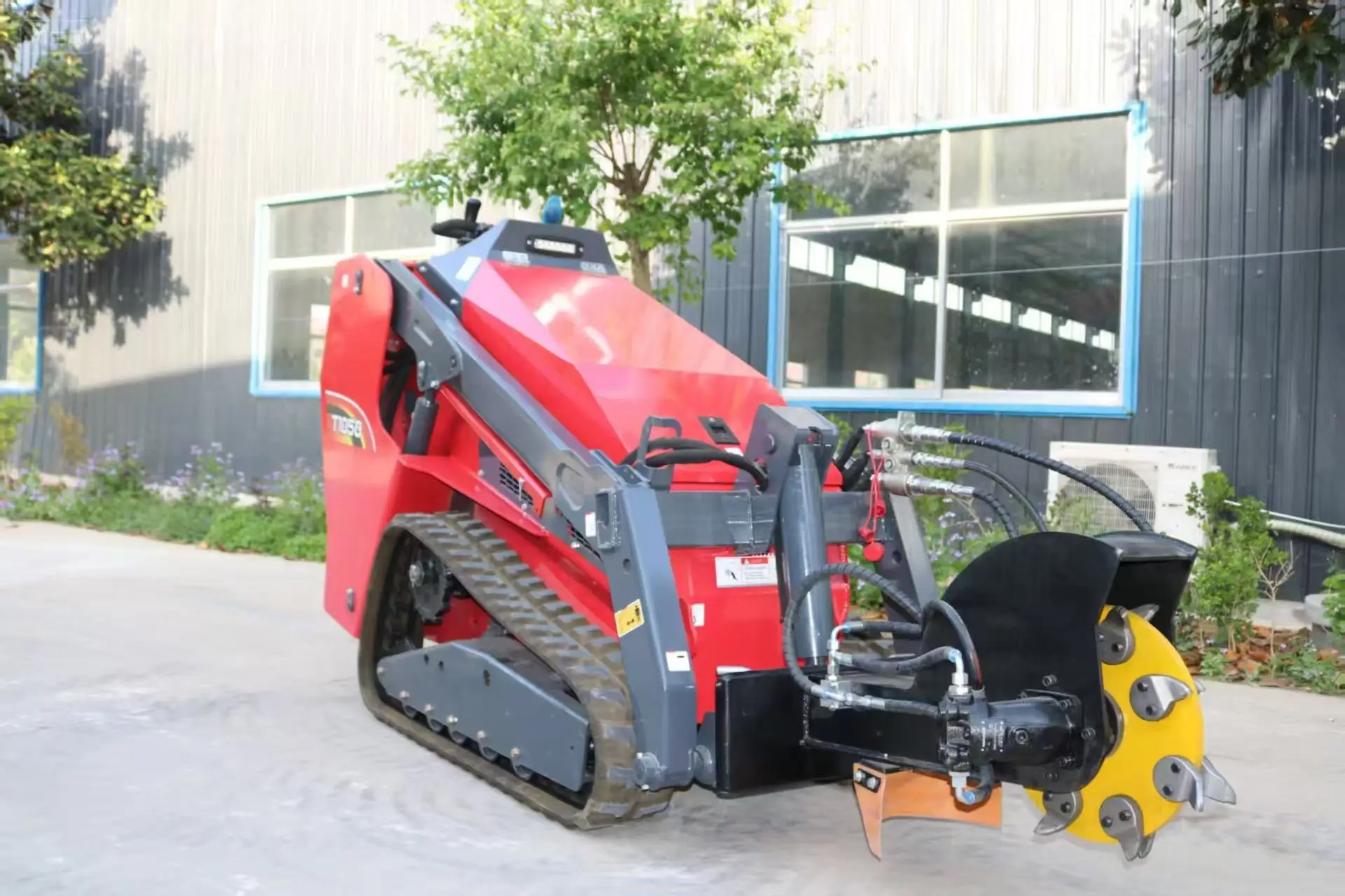 유압식 로더, 추가 스노우 블로워와 브레이커 해머가 장착된 미니 쿠보타 슬립 스티어링 로더