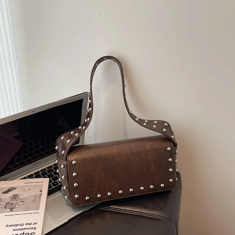 

Квадратная сумка ранней осени 2025 года с шипами, женская минималистичная сумочка подмышками, роскошная сумка через плечо «день-ночь», повседневная сумка на ремне