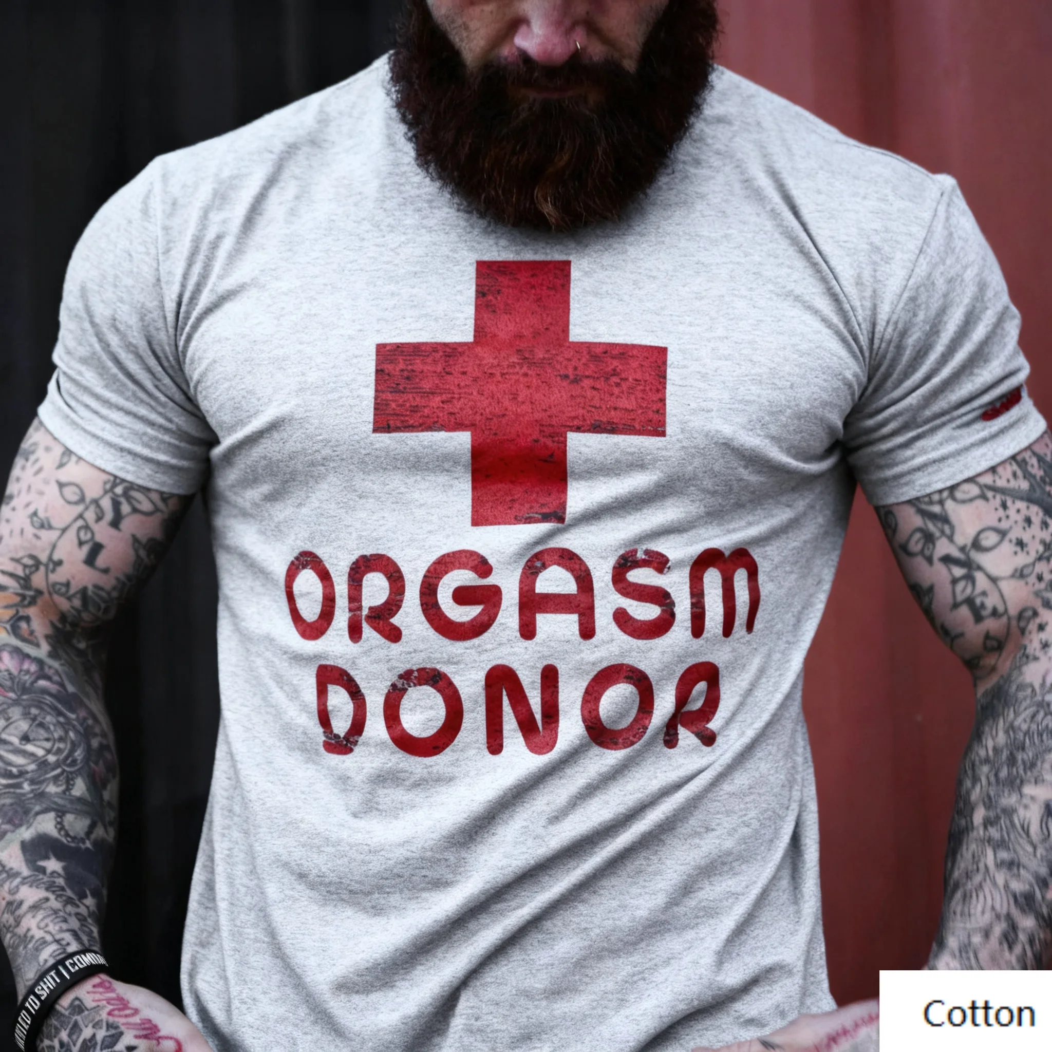 Хлопковая футболка с круглым вырезом «Edgy 'Orgasm Donor' Red Cross Vibe» — содержание рубашки: с проблемным красным крестом и смелой фразой