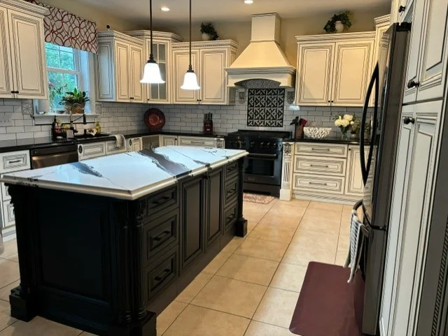 Antique White Color Solid Ash Wood Modern Kitchen Cabinet with Classic Charm Kitchen Furniture product image