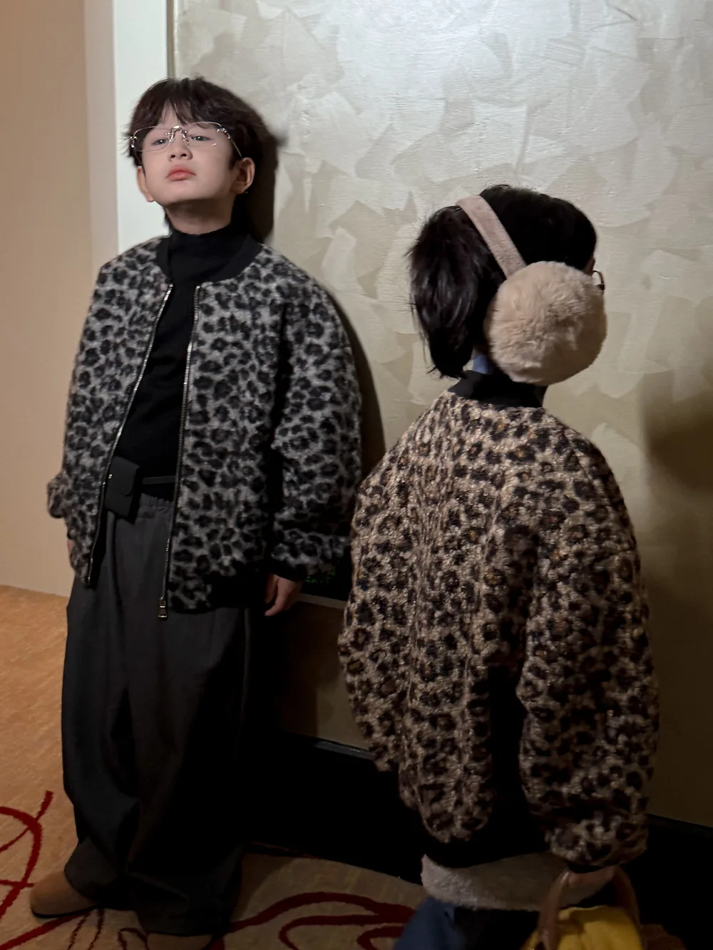 2025 شتاء جديد الأطفال معطف طويل الأكمام الفتيات سميكة الدافئة سستة سترة موضة ليوبارد طباعة الفتيان سترة غير رسمية ملابس الاطفال