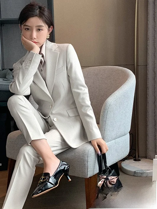 

Белый женский костюм Ele: модный профессиональный комплект из высококачественного полиэстера с длинными рукавами и пуговицами, весна