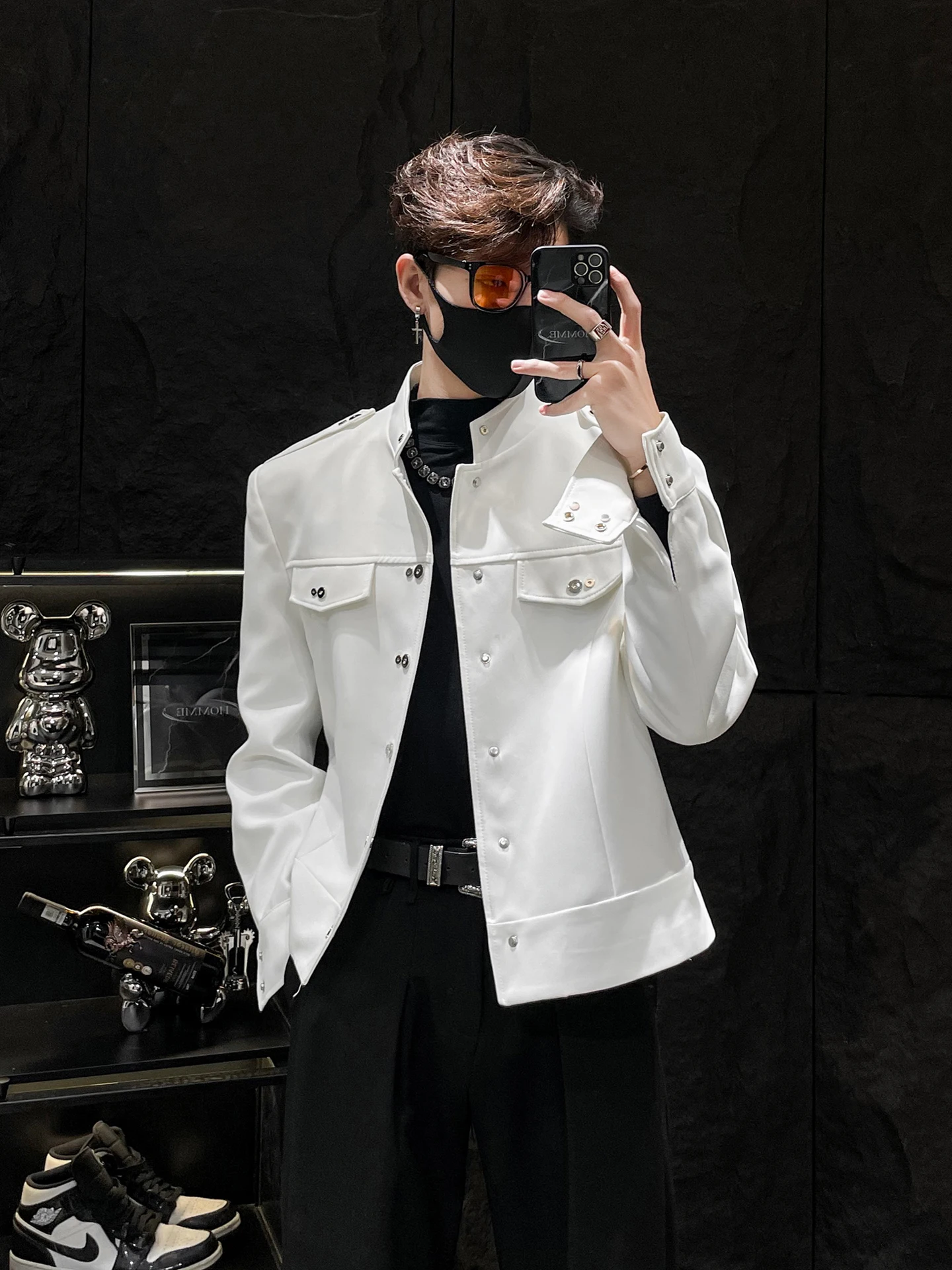 

Белый воротник-стойка для мужчин, корейская универсальная верхняя часть и пуговицы, украшенная железом, прочная весенне-осенняя одежда