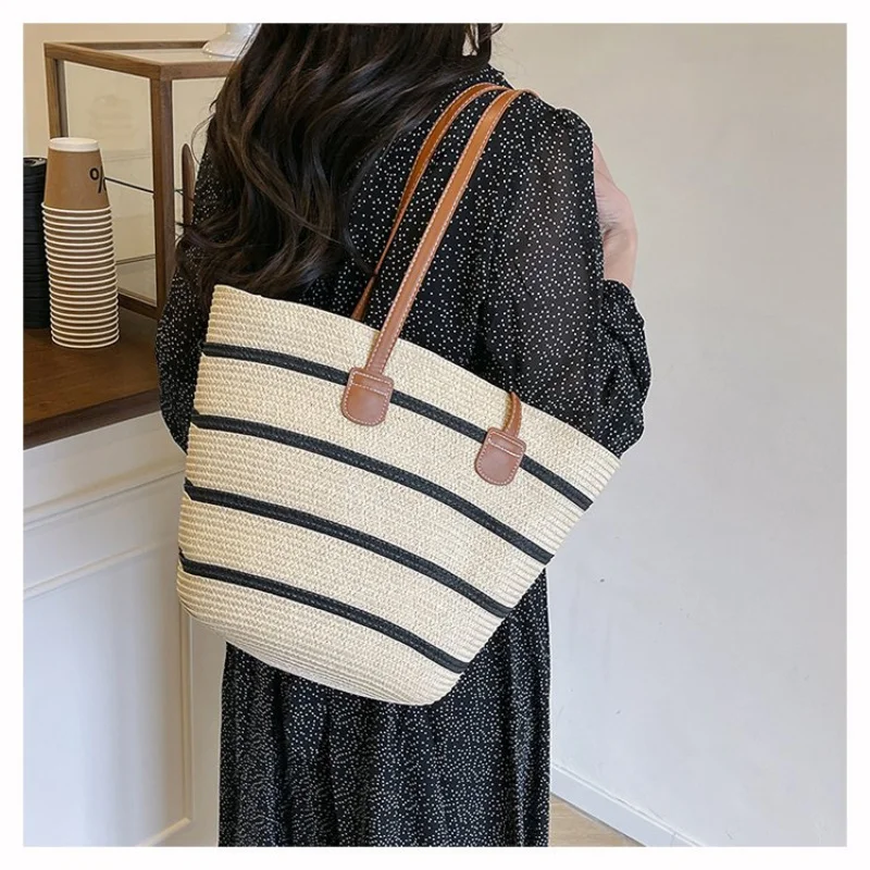 ヌバックレザー製のレディースクロスボディバッグ。トレンディなペルーヴィンテージを特徴とする軽量でソフトなデイリールック。 ​