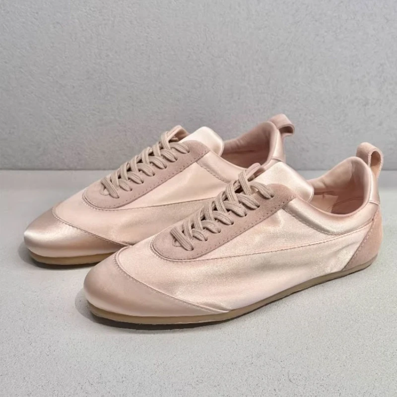 

Новые женские немецкие тренировочные кроссовки на тонкой подошве для повседневной носки, удобные женские туфли 2026 года, изысканные атласные балетки в балетном стиле