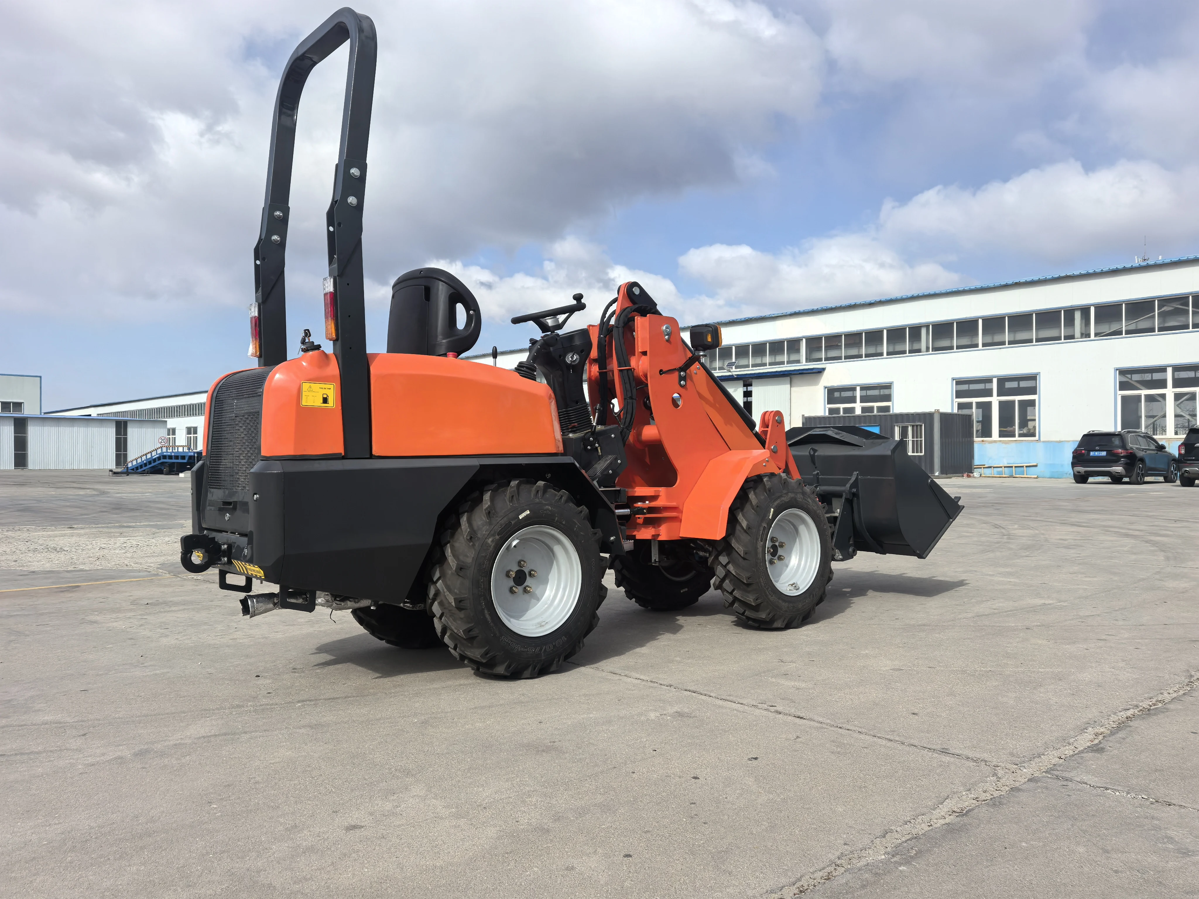 Mini-Lader 1000 kg Kostenloser Versand Frontlader 4×4 Räder Baggerlader All Terrain Skidsteel-Lader Kleiner Lader 4 Räder