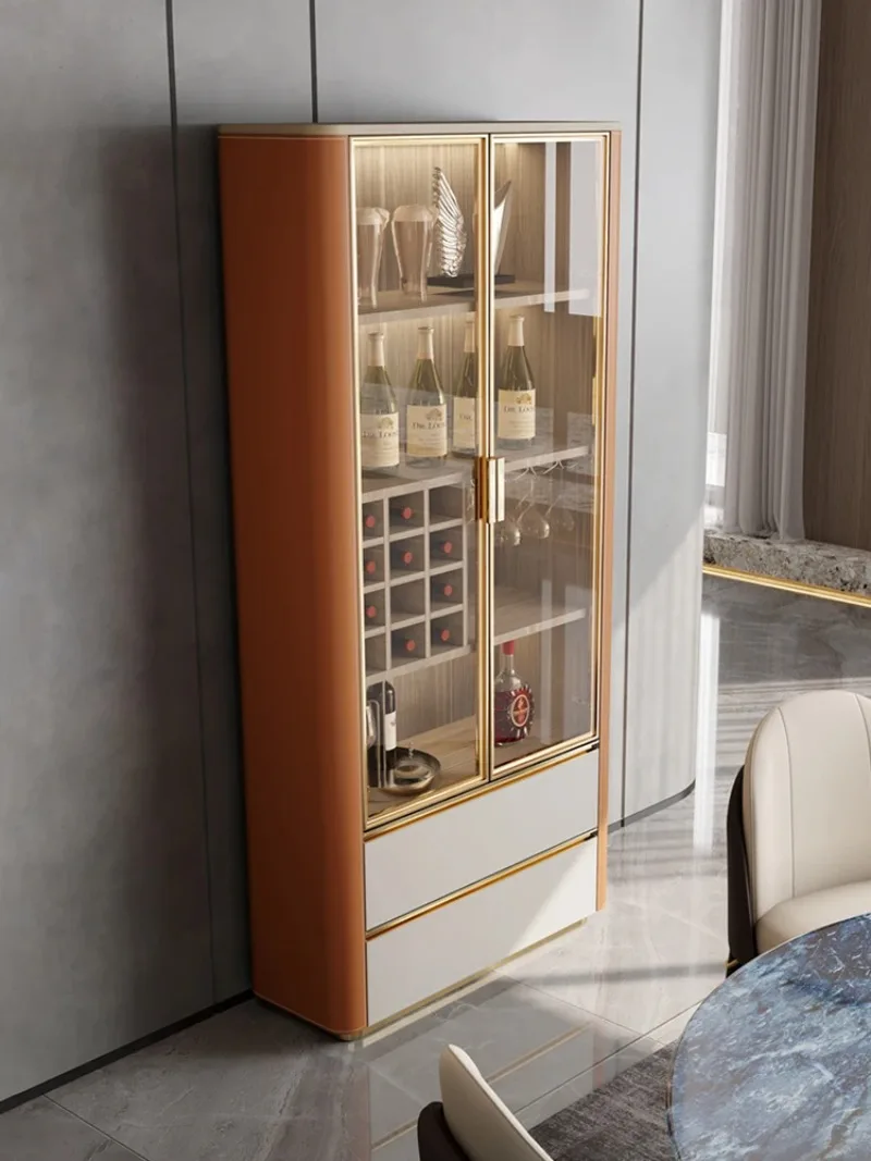 خزانة مشروبات فاخرة خفيفة، غرفة معيشة حديثة، خزانة عرض جدارية منزلية، باب زجاجي راقي، خزانة نبيذ حمراء صغيرة