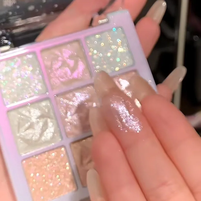 9 色グリッタースノーフレークアイシャドウパレットドリームガールパーリーアイシャドウマットマットハイライトクールトーンチャーミングアイメイクアップ