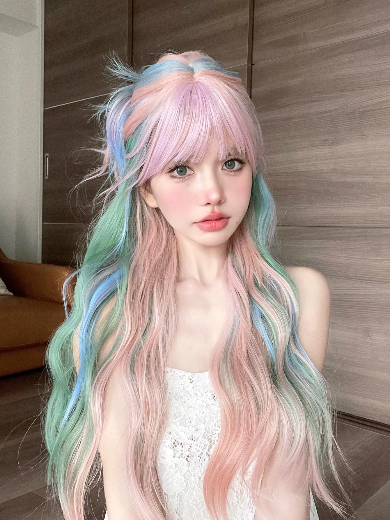 28 cali opalizujący kolor tęczy wielokolorowe peruki syntetyczne z grzywką długie naturalne falowane włosy peruka dla kobiet Cosplay żaroodporne