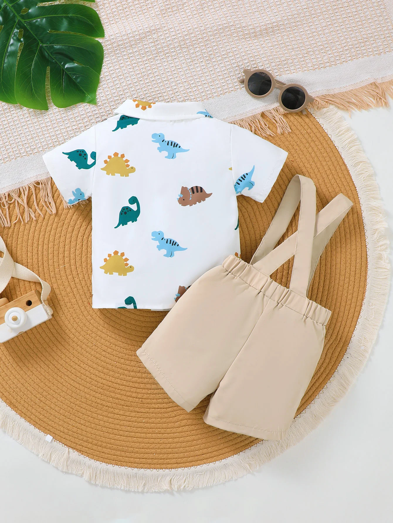 Boys' Summer 2PCS Set with Collared Short Sleeve Shirt And Overalls Matching Tie Dinosaur Cartoon Print Fashionable Ensemble