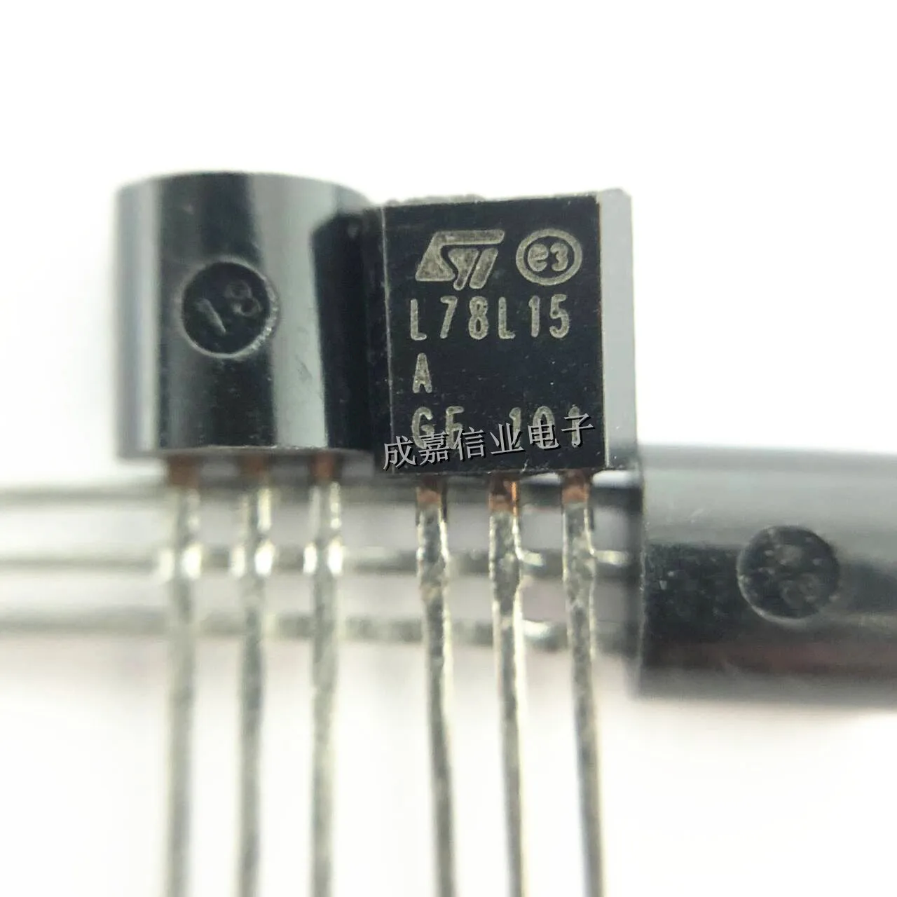 

10pcs/Lot L78L15ACZ TO-92-3 L78L15A Linear Voltage Regulators 15V 0.1A Positive Operating Temperature:0 C-+ 150 C