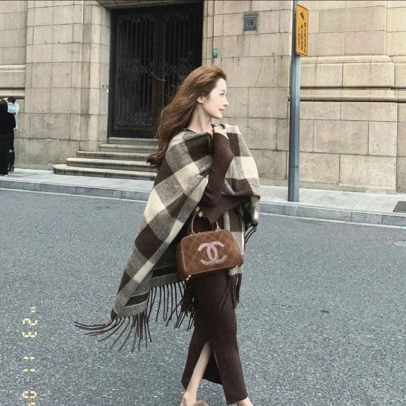 

2025 шарф, шаль, осень/зима, корейское издание, новое пальто, британский вязаный модный клетчатый плащ, плащ с кисточками, пригородный плащ