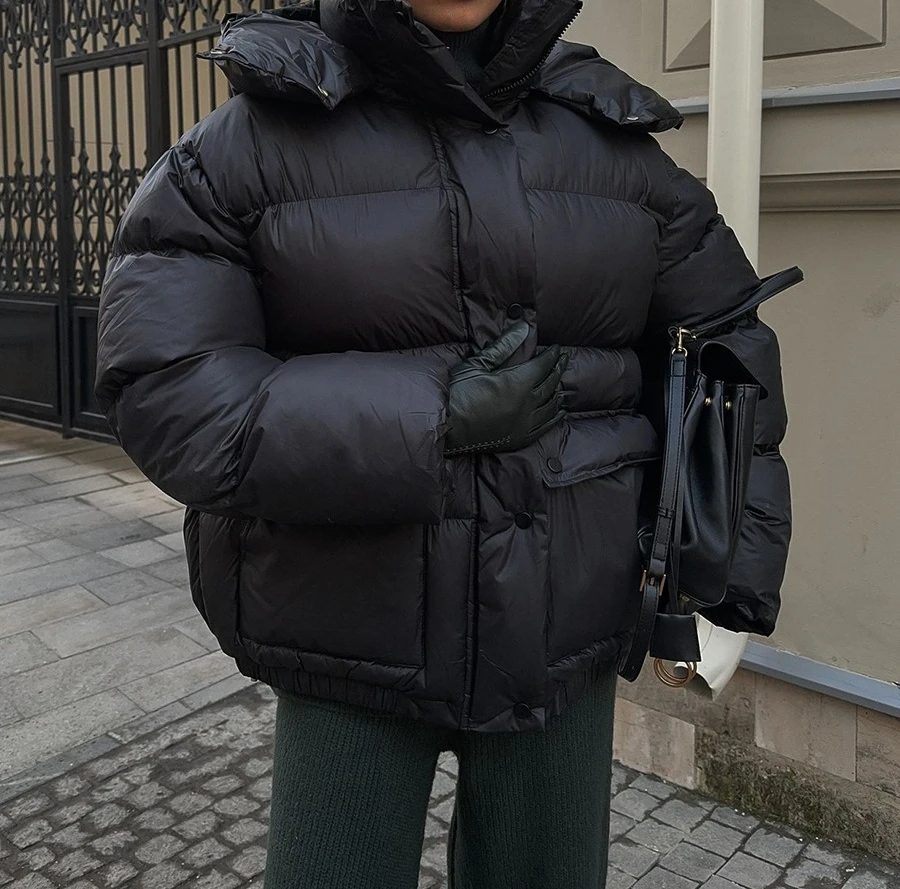 Giacca in cotone nero per l'inverno 2025 Nuova giacca in cotone con cappuccio caldo con tasca quadrata per donna