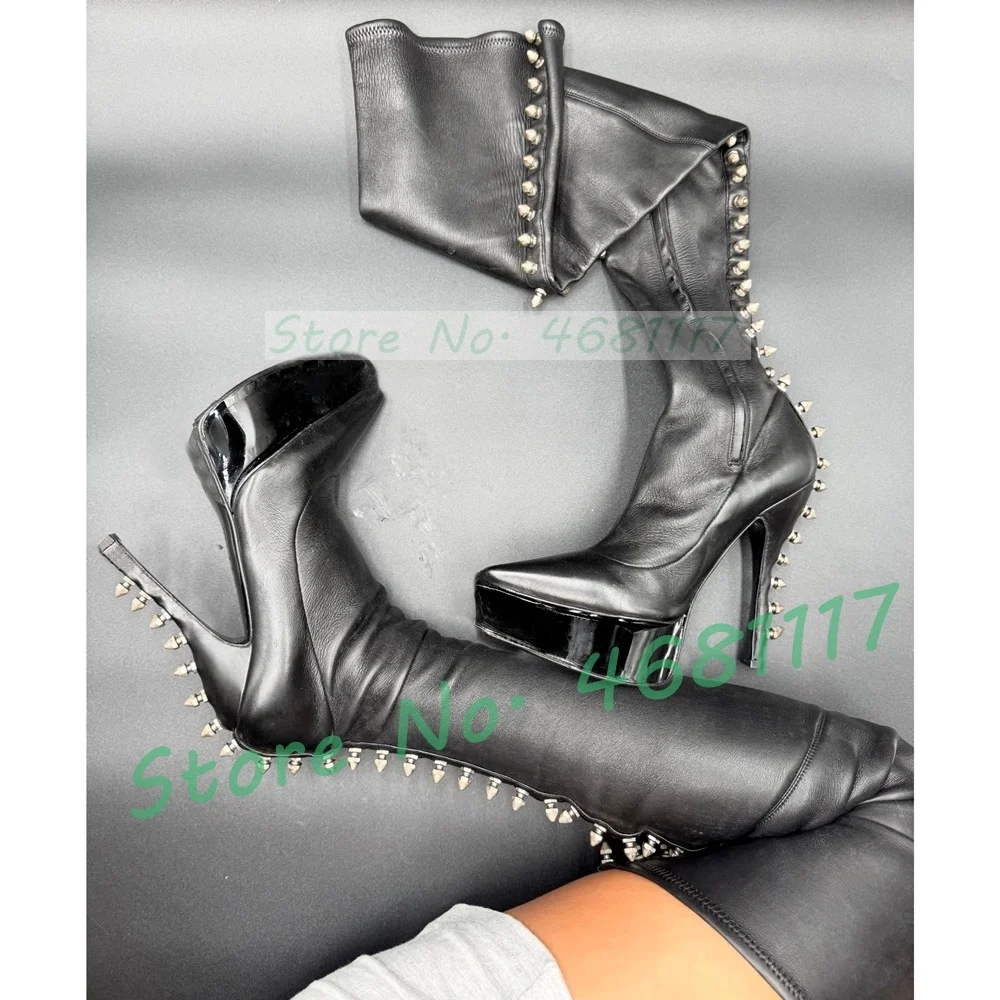 

Черные эластичные сапоги выше колена на платформе с острым носком, женские пикантные ботинки на высоком каблуке с серебряными шипами, вечерние ботинки для подиума с металлическими заклепками