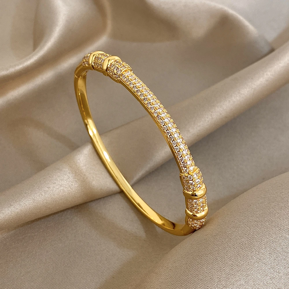 

DODOHAO Exquisite Shiny Rhinestone Round Bangle Bracelet Women Elegant Retro Gold Color Geometry Cuff Spring Bangle Jewelry Gift